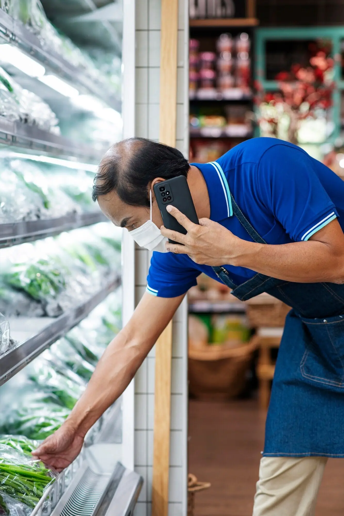 Местный розничный торговец, занимающийся своим бизнесом.